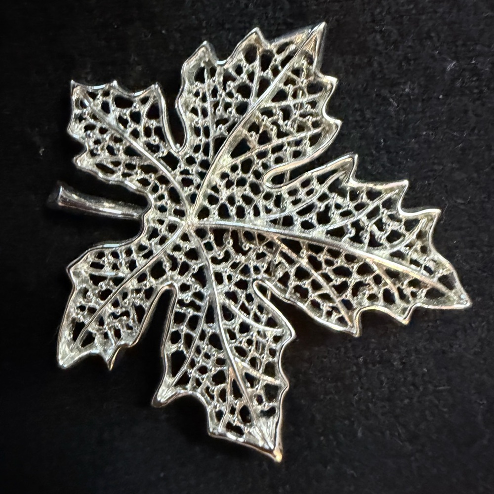 Silver toned Sarah Coventry leaf brooch